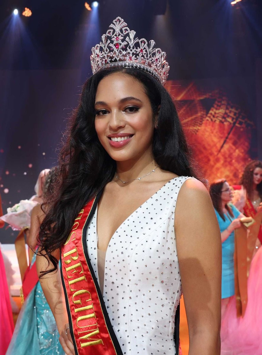 Hoa hậu Bỉ 2024 Kenza Johanna Amelot hôn bạn trai trong khoảnh khắc đăng quang.