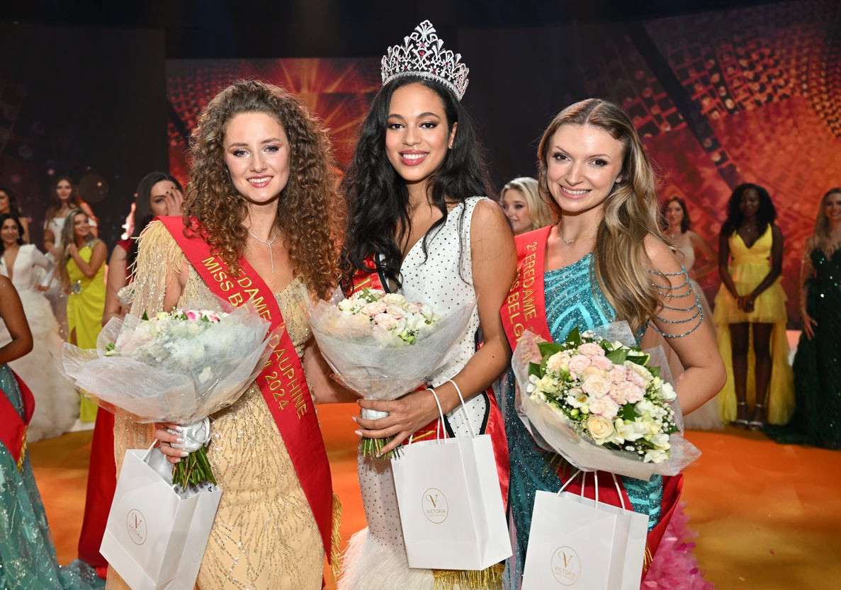 Hoa hậu Bỉ 2024 Kenza Johanna Amelot hôn bạn trai trong khoảnh khắc đăng quang.