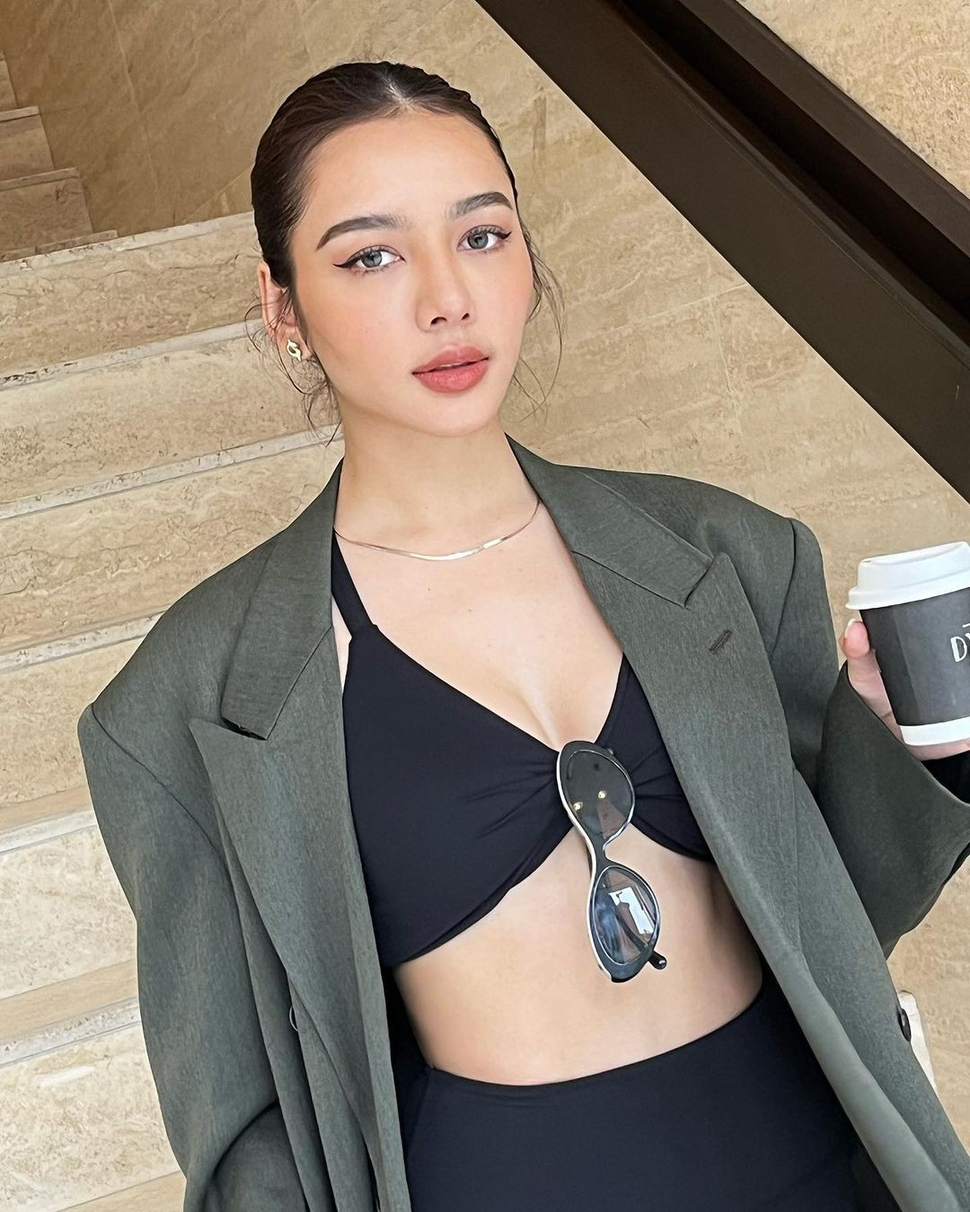 Năm ngoái, Hoa hậu Thái Lan 2023 Karn Chonnikarn Supittayaporn được cử tham dự Miss Global 2023 tổ chức tại Việt Nam. Chung cuộc, cô giành ngôi Á hậu 2. Việc cô không được thi Hoa hậu Thế giới gây tranh cãi vì trước đó các Hoa hậu Thái Lan thường được cử tham dự Hoa hậu Thế giới, trong khi đó Miss Global được xem là cuộc thi sinh sau đẻ muộn và ít danh tiếng.