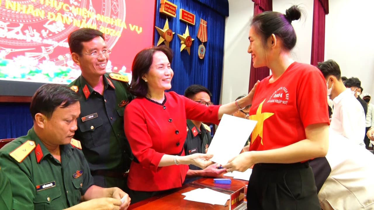 Bùi Thị Phương Ngọc đã tốt nghiệp ngành luật dân sự ĐH Luật TPHCM nhưng cô không chọn đi làm mà viết đơn xin nhập ngũ.