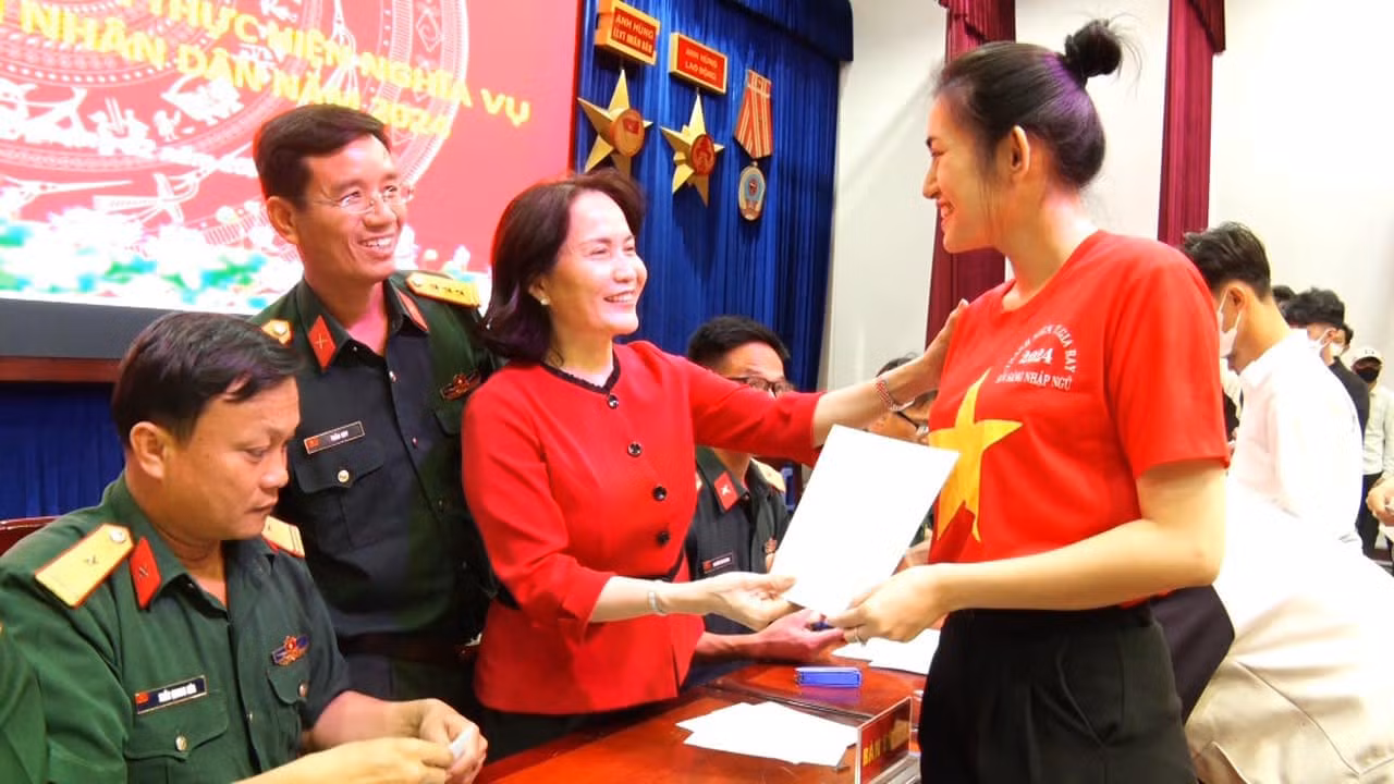 Bùi Thị Phương Ngọc đã tốt nghiệp ngành luật dân sự ĐH Luật TPHCM nhưng cô không chọn đi làm mà viết đơn xin nhập ngũ.