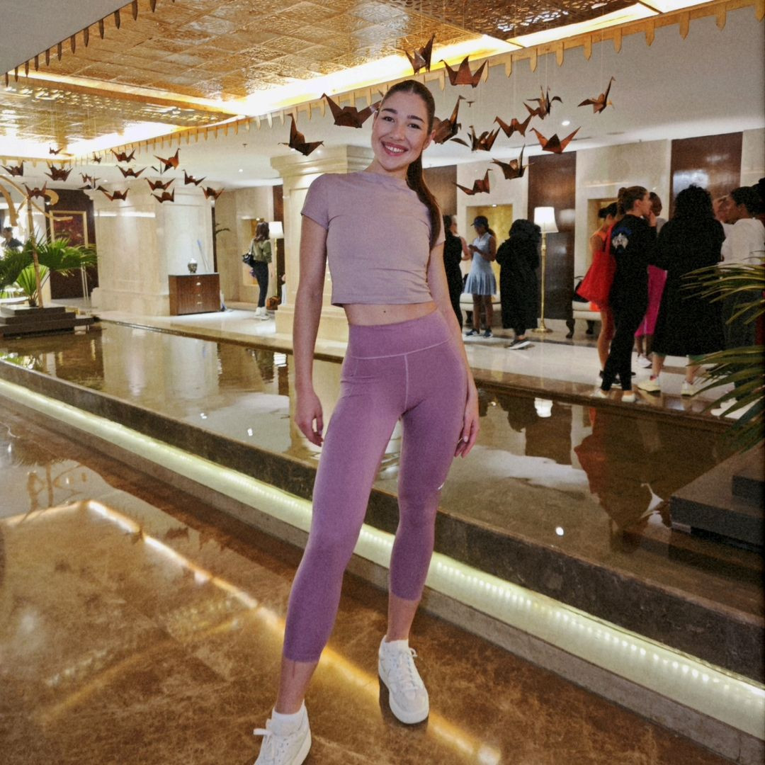 Lucija Begic diện trang phục năng động trong phần thi thể thao. Người đẹp thể hiện sức bền dẻo dai trong các phần thi chạy bộ, hoạt động nhóm.