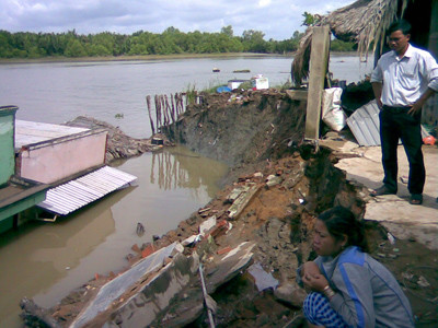 Hiện trường vụ sạt lở tại xã Nhơn Đức (huyện Nhà Bè) vào đêm 28-8 làm 1 người chết, 5 căn nhà bị cuốn trôi. Ảnh: LT. Hiện trường vụ sạt lở tại xã Nhơn Đức (huyện Nhà Bè) vào đêm 28-8 làm 1 người chết, 5 căn nhà bị cuốn trôi. Ảnh: LT