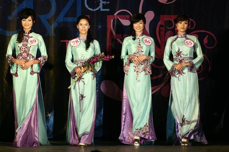 Phần trình diễn áo dài