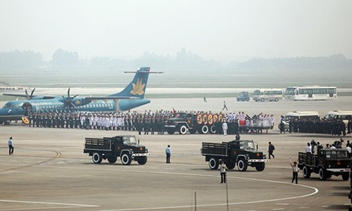 Sau khi đi chuyển qua các tuyến phố, linh cữu Đại tướng đã đến Sân bay Nội Bài