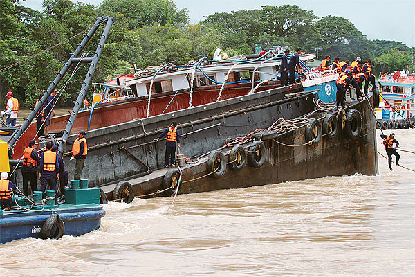 Tàu chở đường được trục vớt sau 13 ngày chìm dưới sông Chao Phraya, Thái Lan. Tàu chở đường được trục vớt sau 13 ngày chìm dưới sông Chao Phraya, Thái Lan