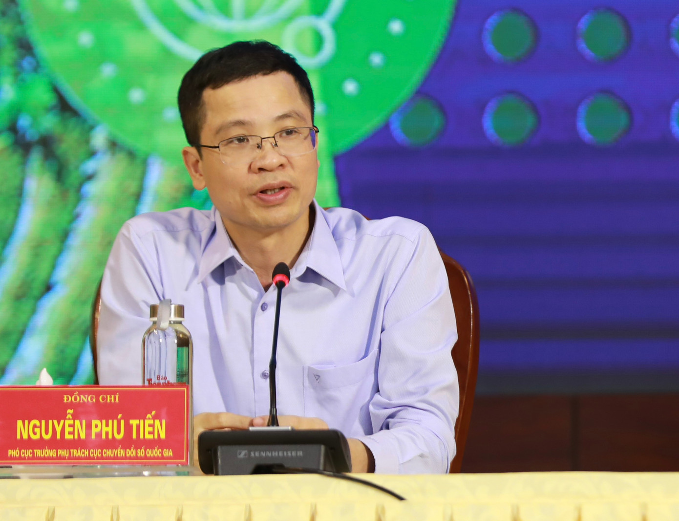 Ông Nguyễn Phú Tiến trao đổi tại phần tọa đàm.