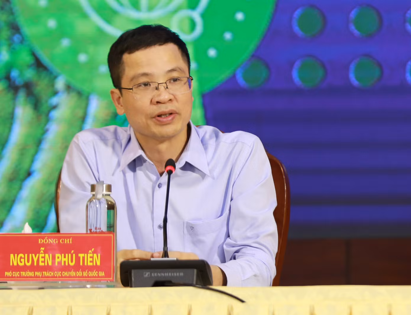 Ông Nguyễn Phú Tiến trao đổi tại phần tọa đàm.