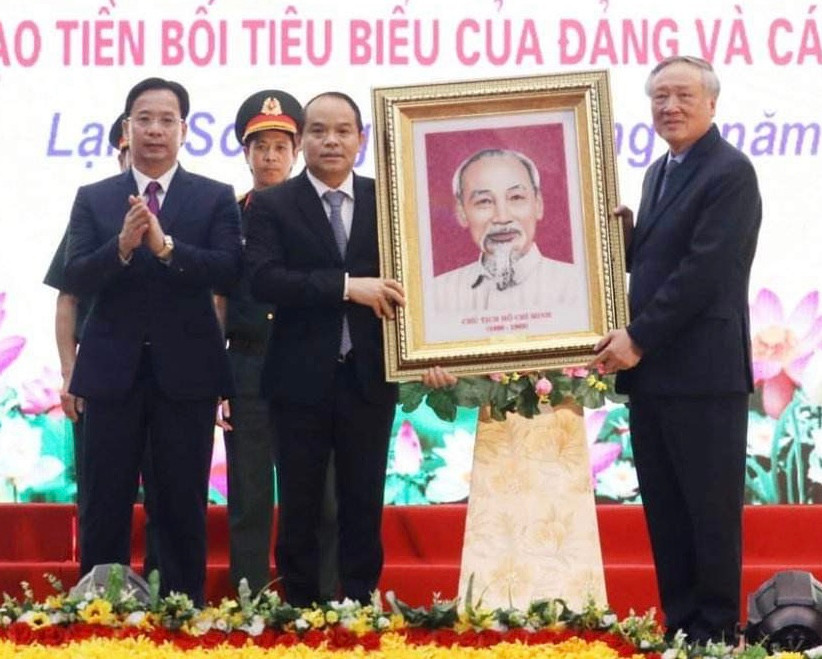 Ông Nguyễn Hòa Bình (bìa phải) trao bức ảnh chân dung Chủ tịch Hồ Chí Minh tặng Đảng bộ, quân, dân và các dân tộc Lạng Sơn. (Ảnh: Duy Chiến) Ông Nguyễn Hòa Bình (bìa phải) trao bức ảnh chân dung Chủ tịch Hồ Chí Minh tặng Đảng bộ, quân, dân và các dân tộc Lạng Sơn. (Ảnh: Duy Chiến)