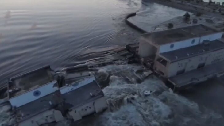 Đập thủy điện Nova Kakhovka bị vỡ, nguy cơ gây ngập lụt 80 khu dân cư ở khu vực. Ảnh: Sputnik