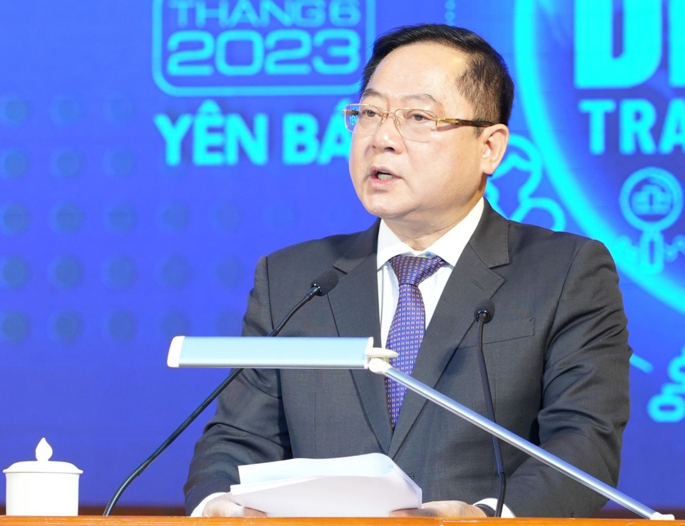 Nhà báo Lê Xuân Sơn - Tổng Biên tập báo Tiền Phong. Nhà báo Lê Xuân Sơn - Tổng Biên tập báo Tiền Phong.