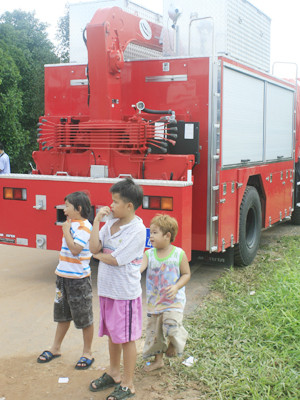 Xe cứu thương ra vào liên tục chuyển thi thể nạn nhân vụ đắm tàu. Xe cứu thương ra vào liên tục chuyển thi thể nạn nhân vụ đắm tàu