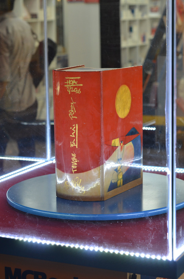 Cận cảnh cuốn từ điển dát vàng đầu tiên ở Việt Nam ảnh 6