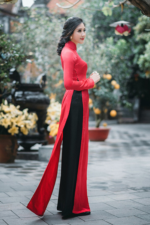 Nữ sinh Việt Nam ấn tượng xinh đẹp với áo dài đỏ ảnh 4