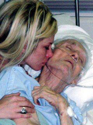 Hình ảnh người con gái thể hiện tình cảm với người mẹ già trên giường bệnh đã được hơn 1.2 triệu người ấn 