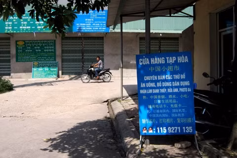 Biển hiệu tiếng Trung dày đặc khu phố thuộc thôn Phù Khê Thượng