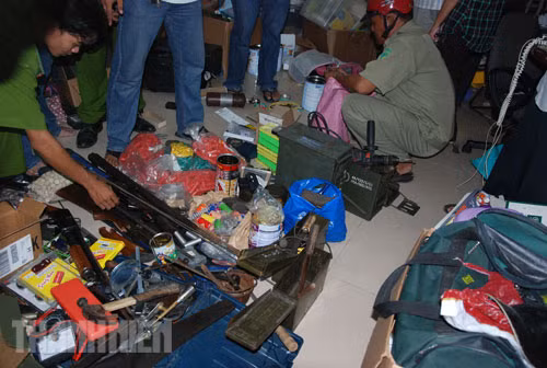 Các cán bộ điều tra bất ngờ trước "kho hàng nóng" của Hoàng. Các cán bộ điều tra bất ngờ trước