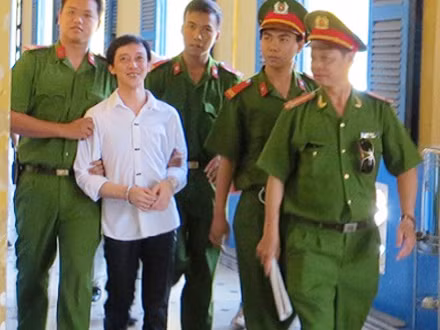 Bị cáo Quốc Hùng vẫn cố tạo dáng, cười tươi trước ống kính PV