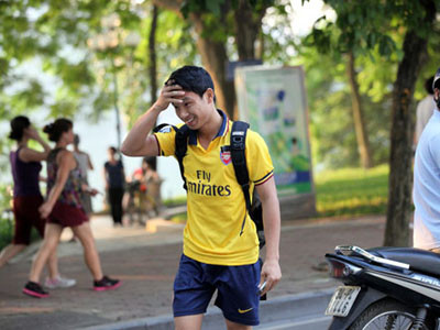 Running Man bỡ ngỡ diễn lại cảnh chạy theo Arsenal trong MV của Hiền Thục