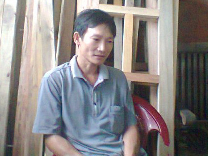 Anh Tuyển - Bố của nạn nhân Hoài trao đổi với phóng viên