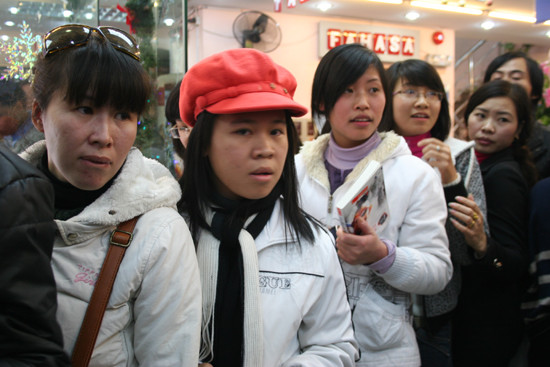 Người hâm mộ đủ mọi lứa tuổi xếp hàng xin chữ kí diễn viên họ Lục