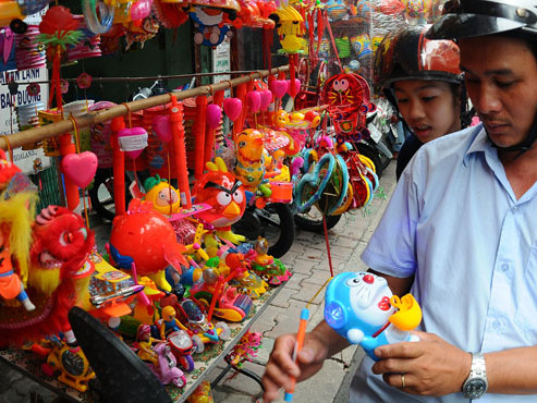 Lồng đèn có xuất xứ từ Trung Quốc đang chiếm lĩnh thị trường. Ảnh: T.T.D