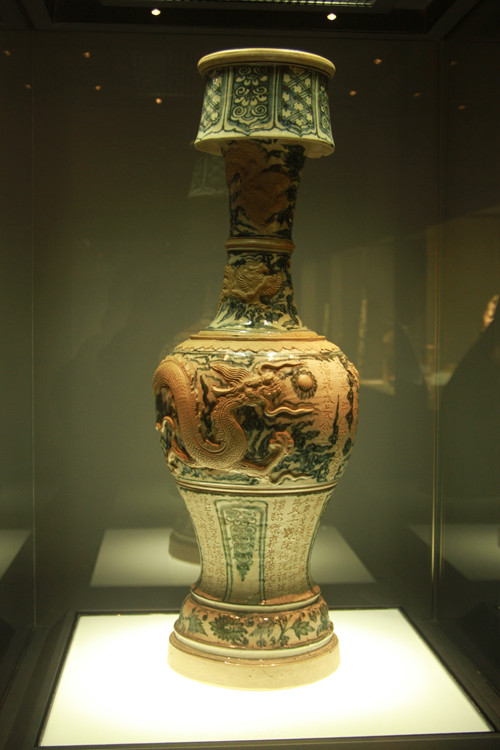 Rồng trang trí trên chân đèn (Gốm hoa lam, triều Mạc, 1580, Cẩm Giàng, Hải Dương)