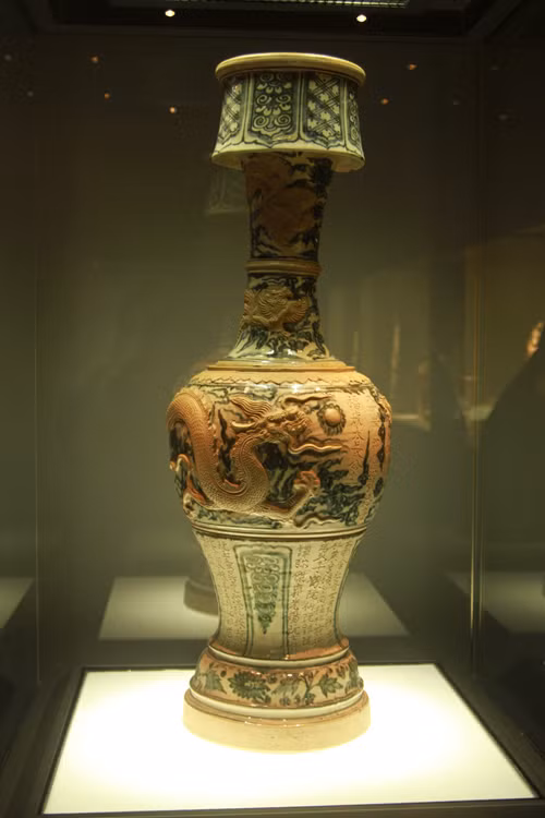 Rồng trang trí trên chân đèn (Gốm hoa lam, triều Mạc, 1580, Cẩm Giàng, Hải Dương)