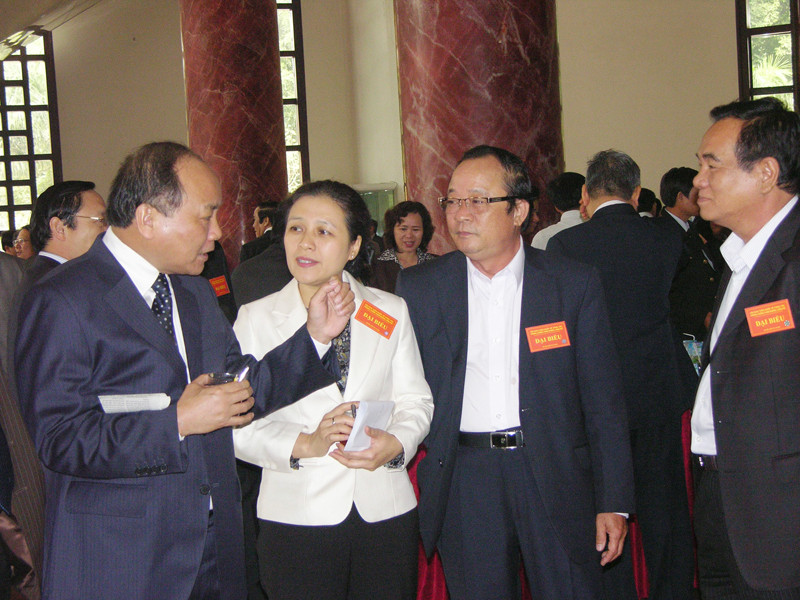 Phó Thủ tướng Nguyễn Xuân Phúc và các đại biểu trao đổi bên lề hội nghị. Ảnh: M.T