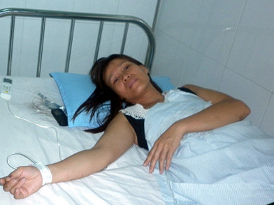 Bà Thi bị gia đình kẻ “hại đời” con gái mình đánh hội đồng phải nhập viện điều trị. Bà Thi bị gia đình kẻ “hại đời” con gái mình đánh hội đồng phải nhập viện điều trị