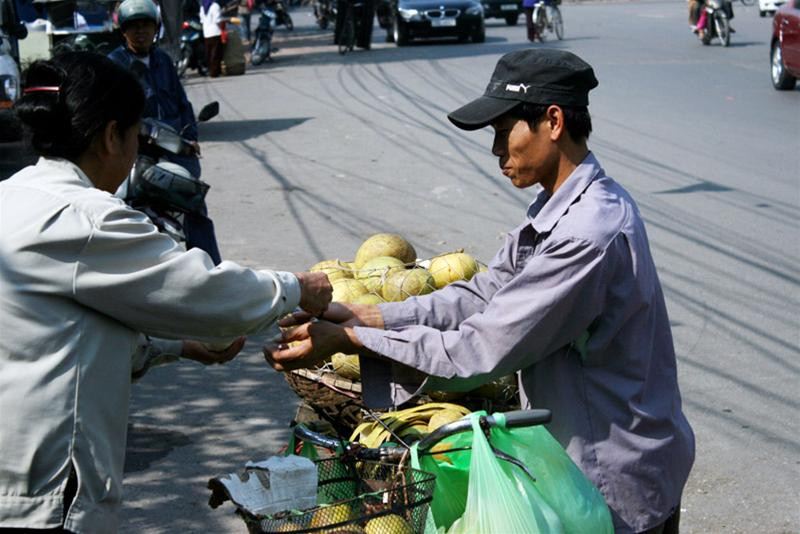 Thay vì mua hàng trong chợ, mấy hôm nay, người phụ nữ này (đề nghị giấu tên) ra mua hoa quả ở hàng rong. Chị cho biết "Cũng không loại trừ hoa quả ở hàng rong có xuất xứ từ Trung Quốc nhưng chắc ít hơn. Hơn nữa, bằng giác quan cũng có thể phân biệt được phần nào". Những quả bưởi "xấu mã" tạo được niềm tin cho người tiêu dùng.