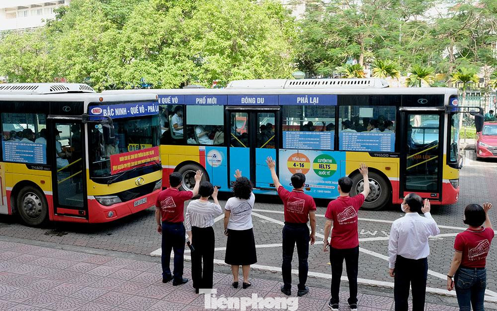 Cán bộ nhà trường vẫy tay chào các sinh viên lên đường làm nhiệm vụ chống dịch.