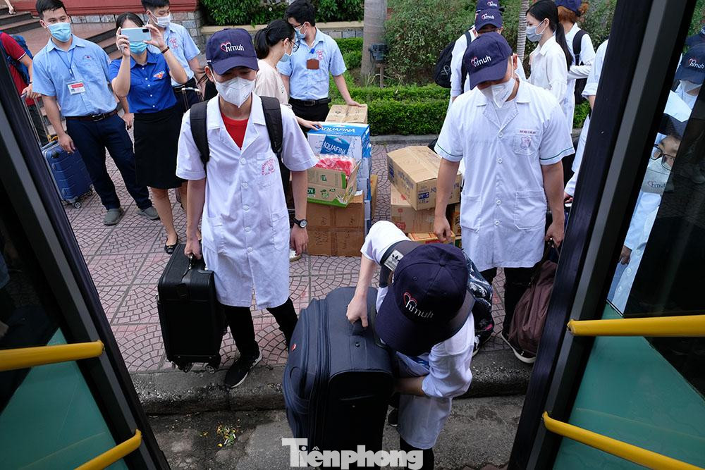 &quot;Khi nhận được thông tin từ cán bộ lớp thông báo đi Bắc Ninh làm nhiệm vụ chống dịch COVID-19, em phấn khởi và hồi hộp. Bản thân em hiểu rằng, là sinh viên trường Y, được tham gia hỗ trợ chống dịch ở ngay chính quê hương mình là niềm hạnh phúc…&quot;, nữ sinh viên trường Y tâm sự.&quot;