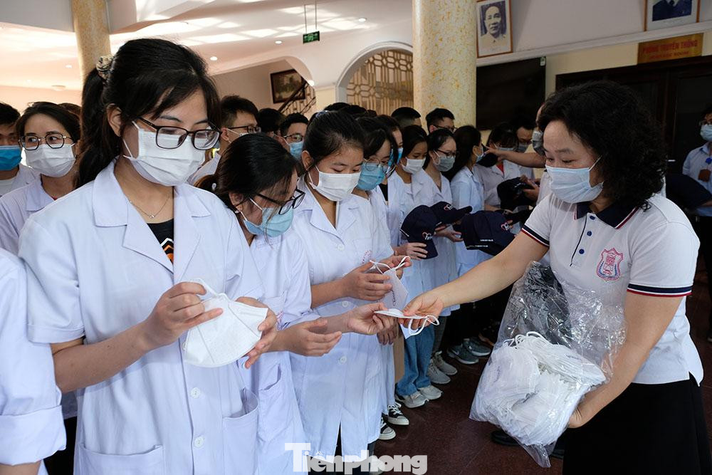 Lãnh đạo trường phát khẩu trang và những vật dụng y tế cần thiết phòng chống dịch COVID-19