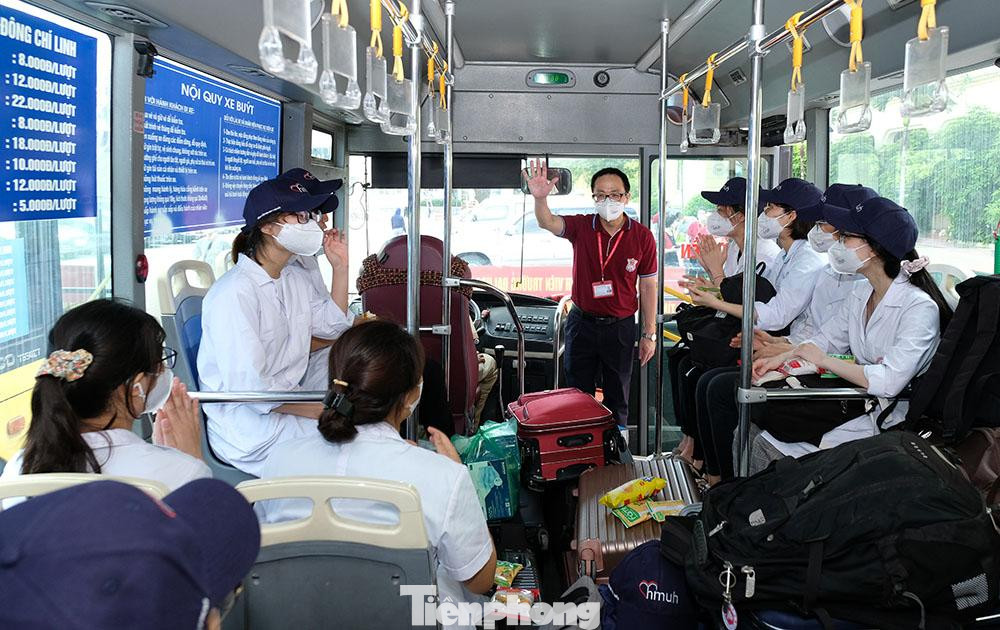 Đồng thời, đây cũng được coi như một cơ hội để các em có dịp trải nghiệm, tiếp xúc với thực tiễn. GS Văn giao nhiệm vụ Bệnh viện Đại học Y Hà Nội tiếp tục mở các lớp tập huấn hướng dẫn lấy mẫu xét nghiệm, điều tra dịch tễ cho sinh viên nhà trường, để sẵn sàng đáp ứng tình hình thực tiễn và phục vụ tốt nhất nhiệm vụ ngành Y tế giao. Trong đợt ra quân lần này, GS Văn là người trực tiếp dẫn đoàn tình nguyện và bàn giao sinh viên tăng cường chống dịch cho sở Y tế tỉnh Bắc Ninh.