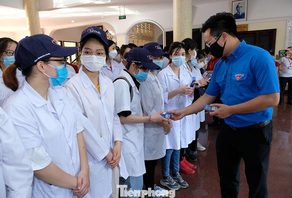 Anh Trần Quang Hưng - Phó Bí thư Thành Đoàn Hà Nội có mặt trong buổi ra quân chia sẻ: Hệ thống y tế hiện nay rất cần sự hợp tác và đồng hành của các bạn thanh niên; các bạn là những chiến sĩ trong công tác phòng chống dịch, do vậy các bạn cần phải tuân thủ quy định của Nhà trường, của Bộ Y tế, để duy trì nền thể lực có sức khỏe thật tốt, thiết thực hỗ trợ nhân dân vượt qua đại dịch COVID-19.