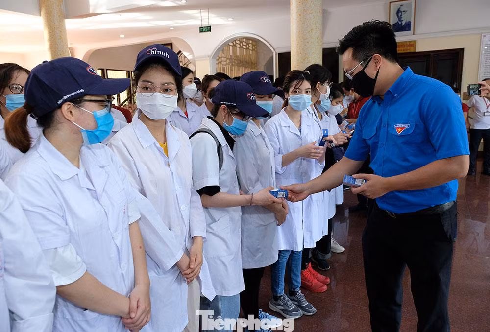 Anh Trần Quang Hưng - Phó Bí thư Thành Đoàn Hà Nội có mặt trong buổi ra quân chia sẻ: Hệ thống y tế hiện nay rất cần sự hợp tác và đồng hành của các bạn thanh niên; các bạn là những chiến sĩ trong công tác phòng chống dịch, do vậy các bạn cần phải tuân thủ quy định của Nhà trường, của Bộ Y tế, để duy trì nền thể lực có sức khỏe thật tốt, thiết thực hỗ trợ nhân dân vượt qua đại dịch COVID-19.
