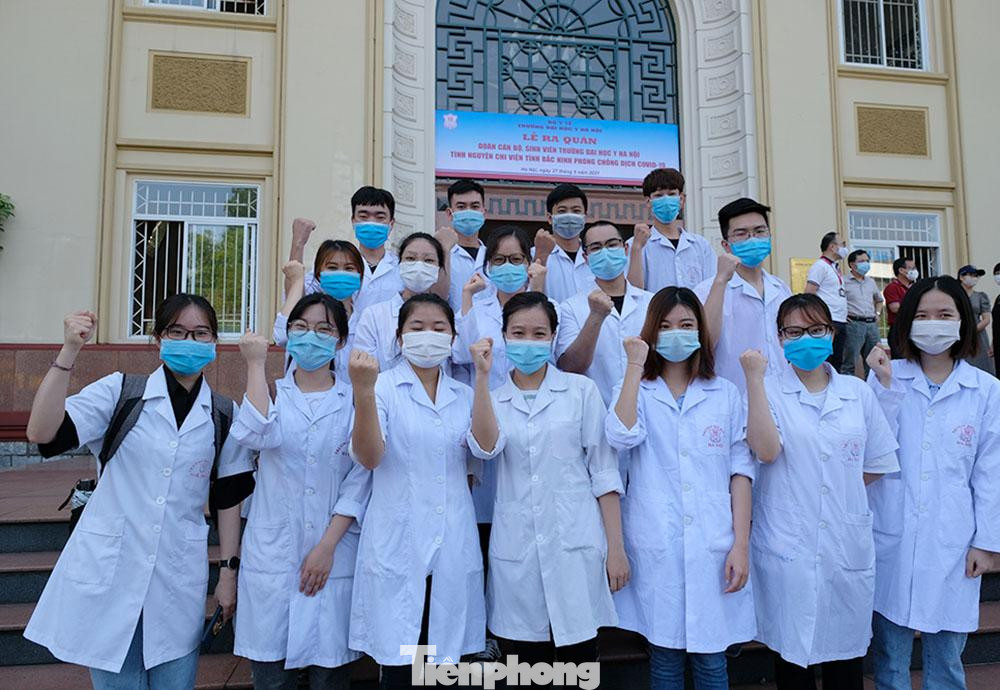 Trước đó, chiều ngày 19/5/2021 đoàn công tác của Trường Đại học Y Hà Nội do GS.TS.BS Tạ Thành Văn – Bí thư Đảng ủy, Chủ tịch Hội đồng trường, Trưởng ban Chỉ đạo phòng chống dịch COVID-19 làm trưởng đoàn, đã lên đường đi tiền trạm khảo sát, trao đổi và thảo luận với Sở Y tế tỉnh Bắc Ninh về nhu cầu cần thiết của tỉnh Bắc Ninh trong công tác phòng chống dịch hiện nay.