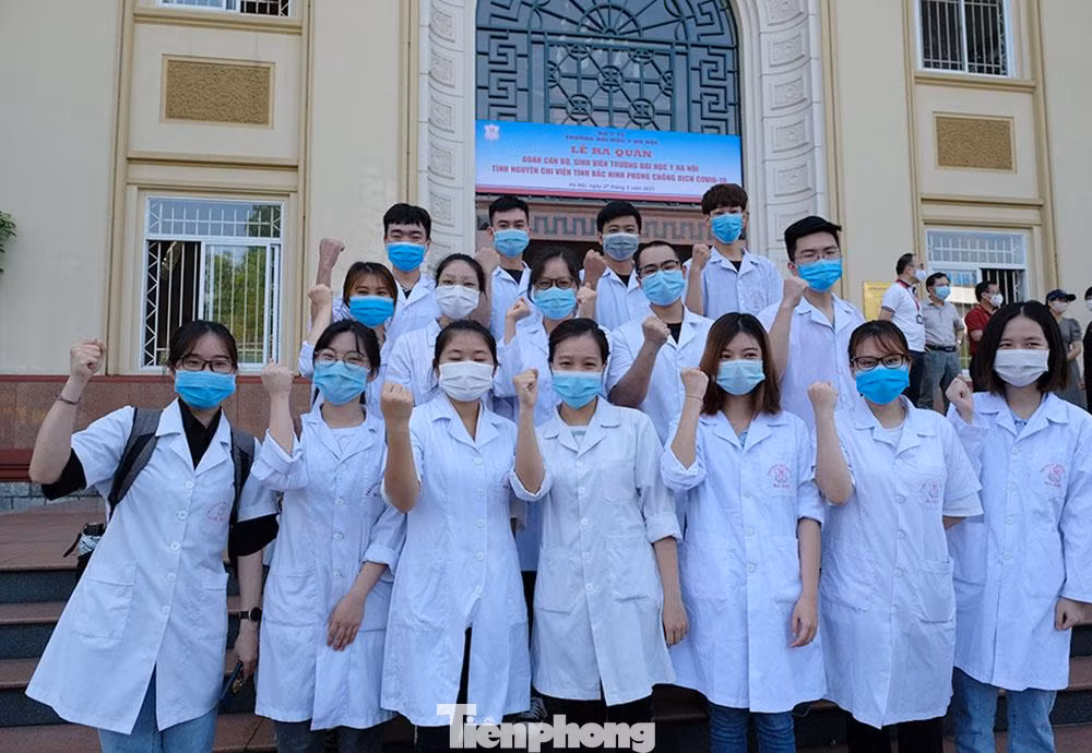 Trước đó, chiều ngày 19/5/2021 đoàn công tác của Trường Đại học Y Hà Nội do GS.TS.BS Tạ Thành Văn – Bí thư Đảng ủy, Chủ tịch Hội đồng trường, Trưởng ban Chỉ đạo phòng chống dịch COVID-19 làm trưởng đoàn, đã lên đường đi tiền trạm khảo sát, trao đổi và thảo luận với Sở Y tế tỉnh Bắc Ninh về nhu cầu cần thiết của tỉnh Bắc Ninh trong công tác phòng chống dịch hiện nay.