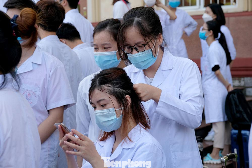 Đồng thời, trong đợt ra quân này, Trường Đại học Y Hà Nội cũng kết hợp triển khai đề tài “Nghiên cứu xây dựng cơ sở dữ liệu đột biến gene của SARS-CoV-2 tại Việt Nam” bởi việc giám sát gen, theo dõi sự thay đổi, xuất hiện của các biến chủng virus mới là điều bắt buộc phải thực hiện.