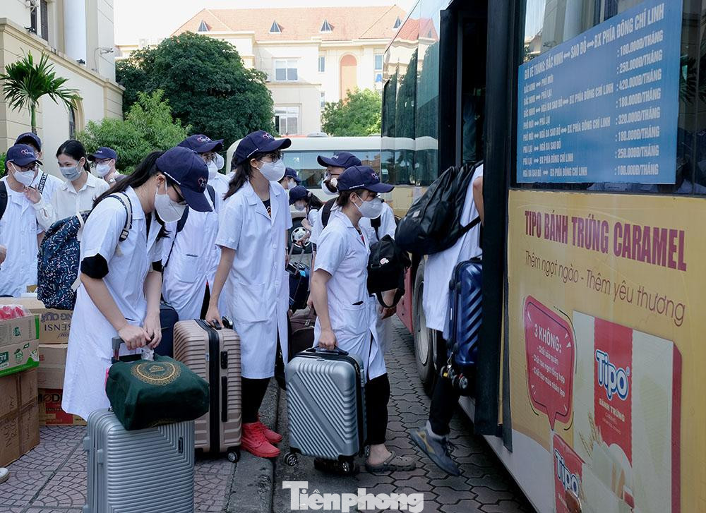 Các sinh viên tình nguyện đợt 2 lên đường làm nhiệm vụ giúp đội ngũ y bác sĩ tỉnh Bắc Ninh vượt qua đại dịch COVID-19