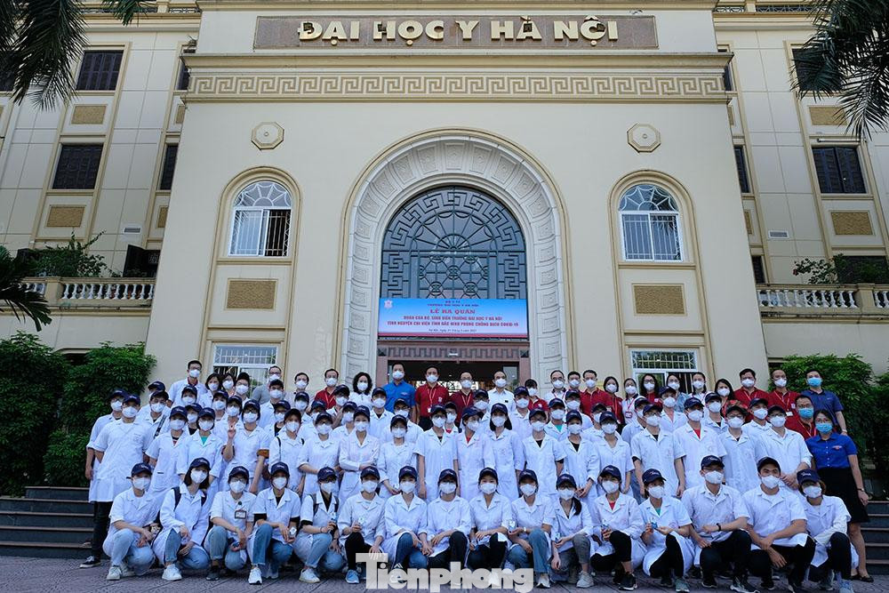 Lãnh đạo trường và 60 sinh viên chụp hình trước khi lên đường vào tâm dịch ở Bắc Ninh