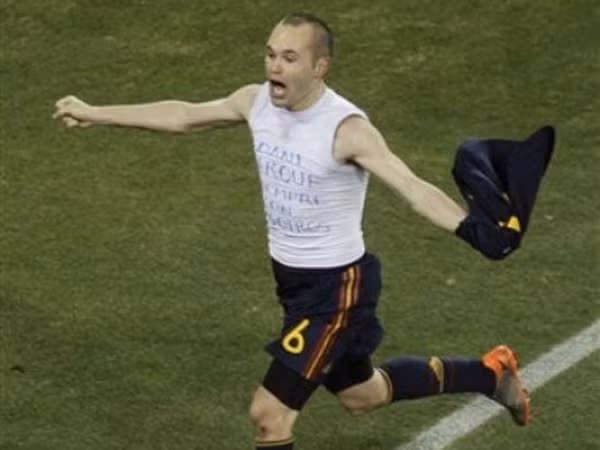 Iniesta ăn mừng sau bàn thắng vào lưới Hà Lan, đưa Tây Ban Nha lần đầu tiên lên ngôi vô địch thế giới. Ảnh: AP. Iniesta ăn mừng sau bàn thắng vào lưới Hà Lan, đưa Tây Ban Nha lần đầu tiên lên ngôi vô địch thế giới. Ảnh: AP