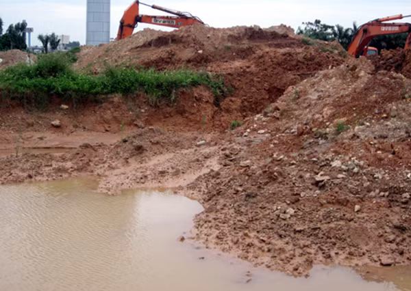 Khu vực công trường đang thi công