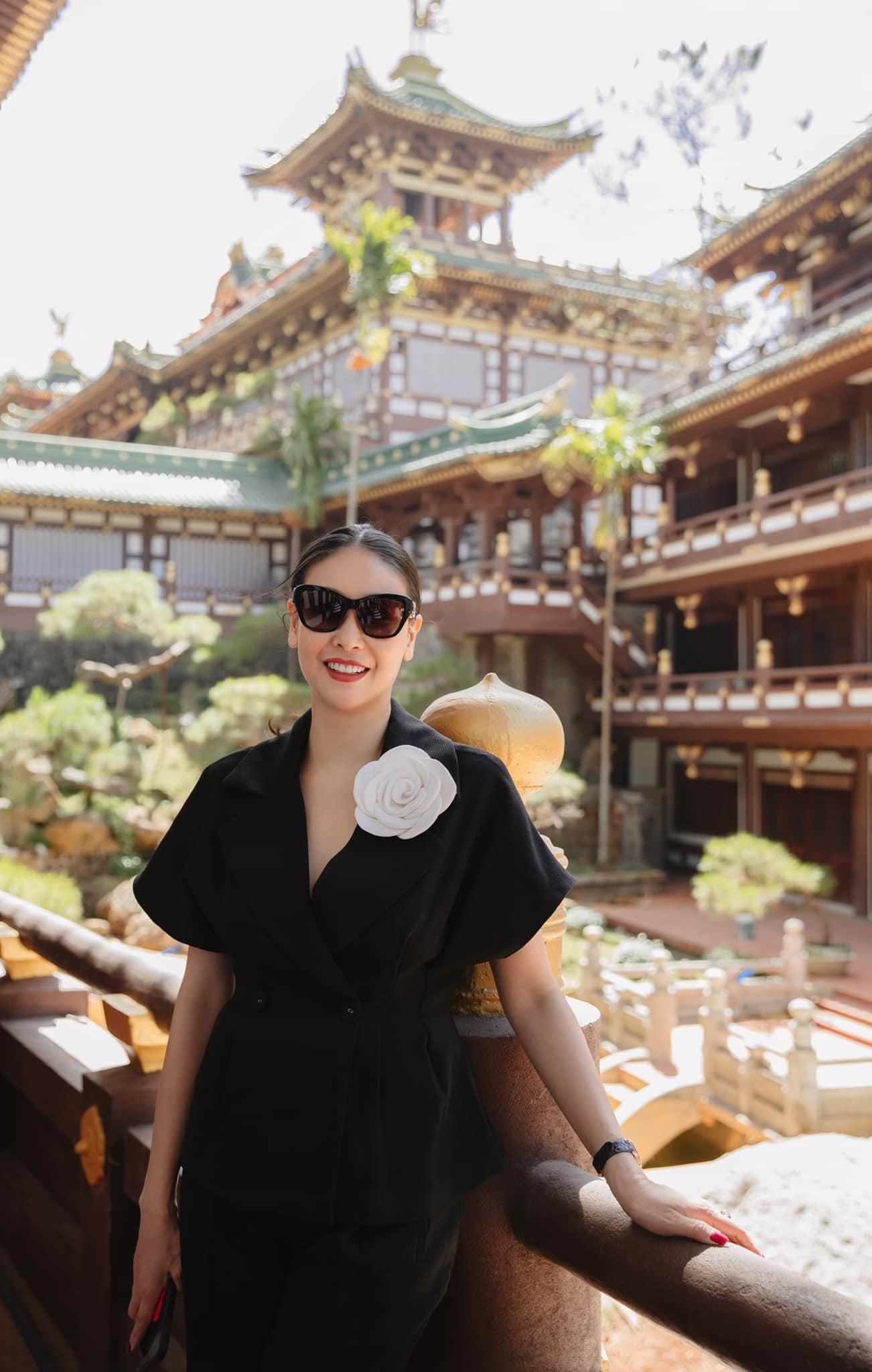 Hoa hậu Hà Kiều Anh nền nã, thanh lịch với trang phục tông màu đen. Hoa hậu Hà Kiều Anh nền nã, thanh lịch với trang phục tông màu đen.