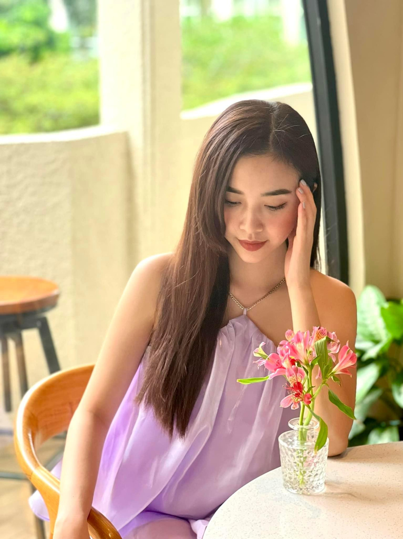 Người đẹp sở hữu nhan sắc thanh tao, nhẹ nhàng.