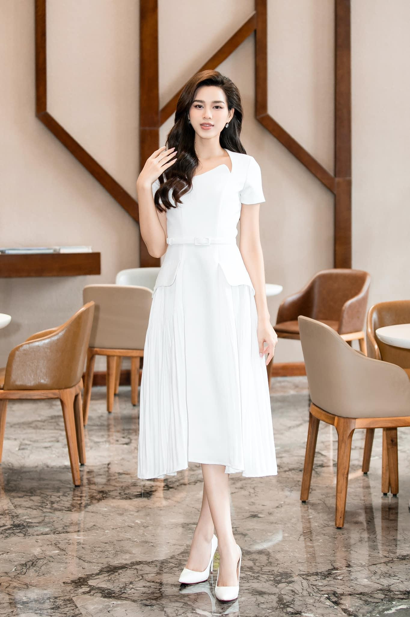 Thiết kế có kiểu dáng cổ điển khá kín đáo và thanh lịch, tôn lên vẻ yêu kiều của người đẹp xứ Thanh.