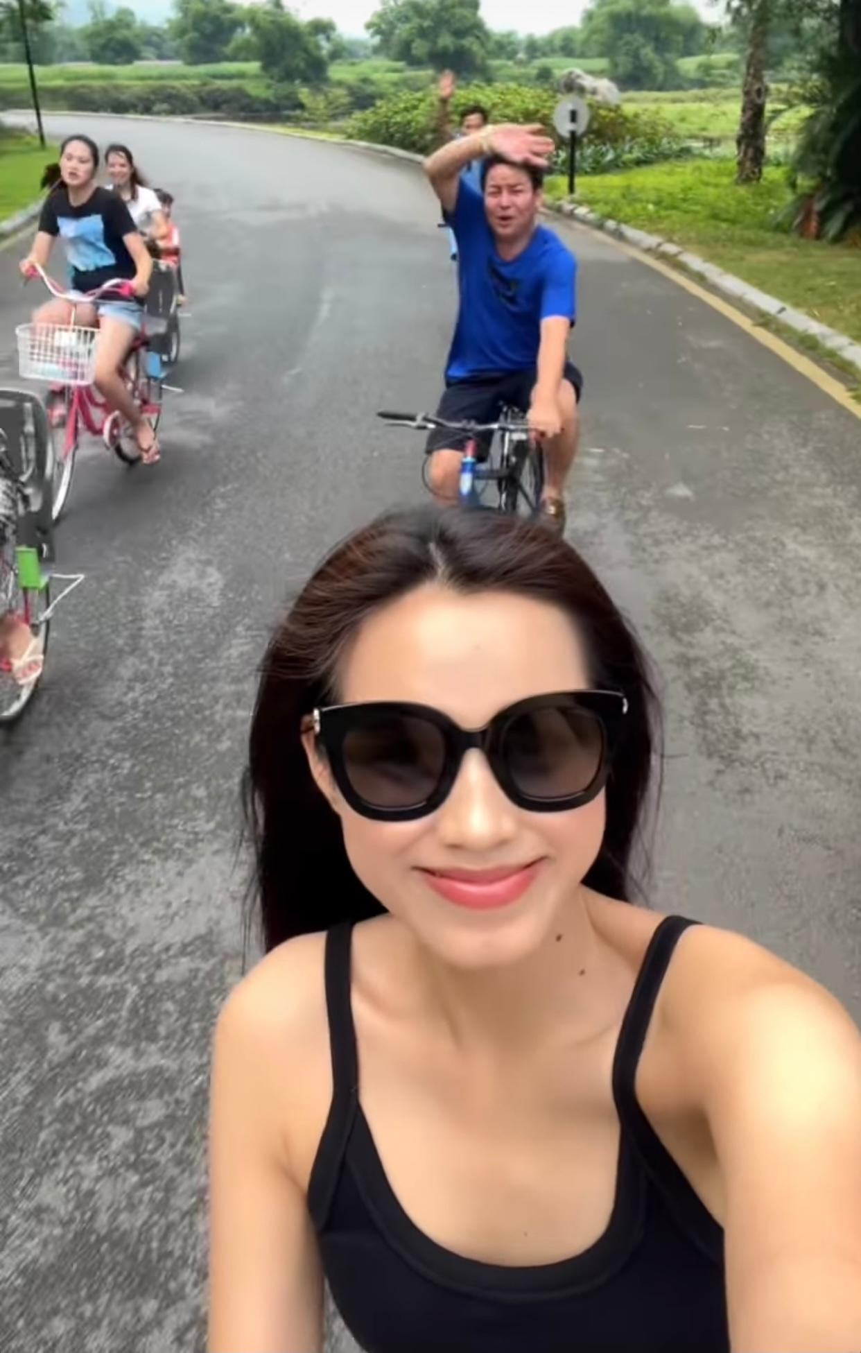 Người đẹp thích thú khi được cùng cả gia đình đạp xe đi dạo vòng quanh khu nghỉ dưỡng. Người đẹp thích thú khi được cùng cả gia đình đạp xe đi dạo vòng quanh khu nghỉ dưỡng.