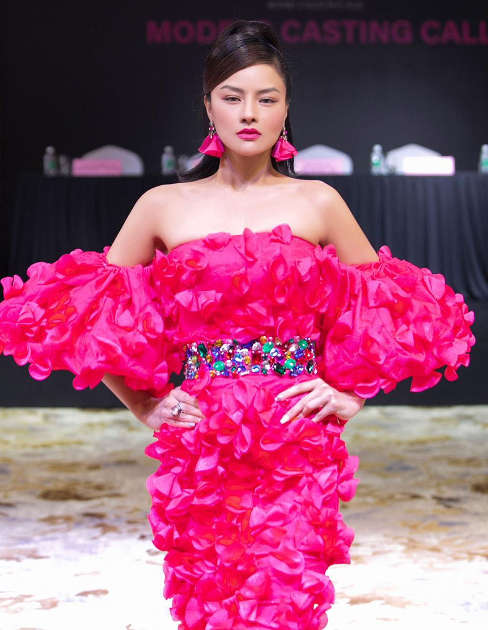 Vốn nổi tiếng với những bước catwalk kiểu 'mổ cò' nên mỗi lần xuất hiện siêu mẫu Vũ Thu Phương đều là tâm điểm của khán giả.