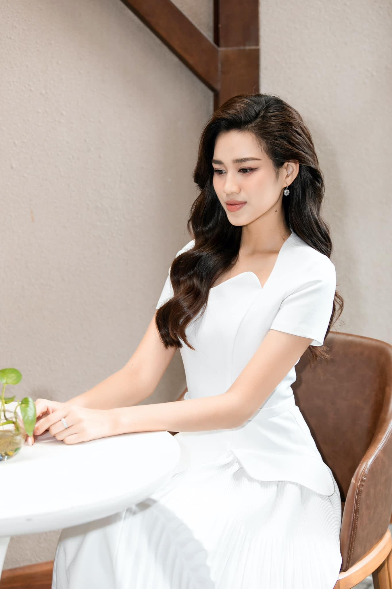 Người đẹp nhận được rất nhiều lời khen từ các fans với phong cách lần này.